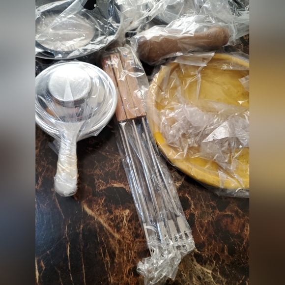 VTG Fondue Ensemble Siena 1973 NEW Imperial Int. Porcelain Steel 2 QT - Picture 4 of 11